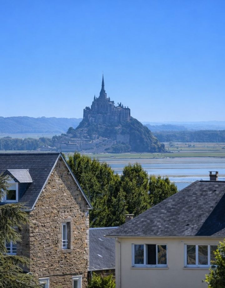 Vue panoramique du Mont-Saint-Michel en pleine journée à Avranches